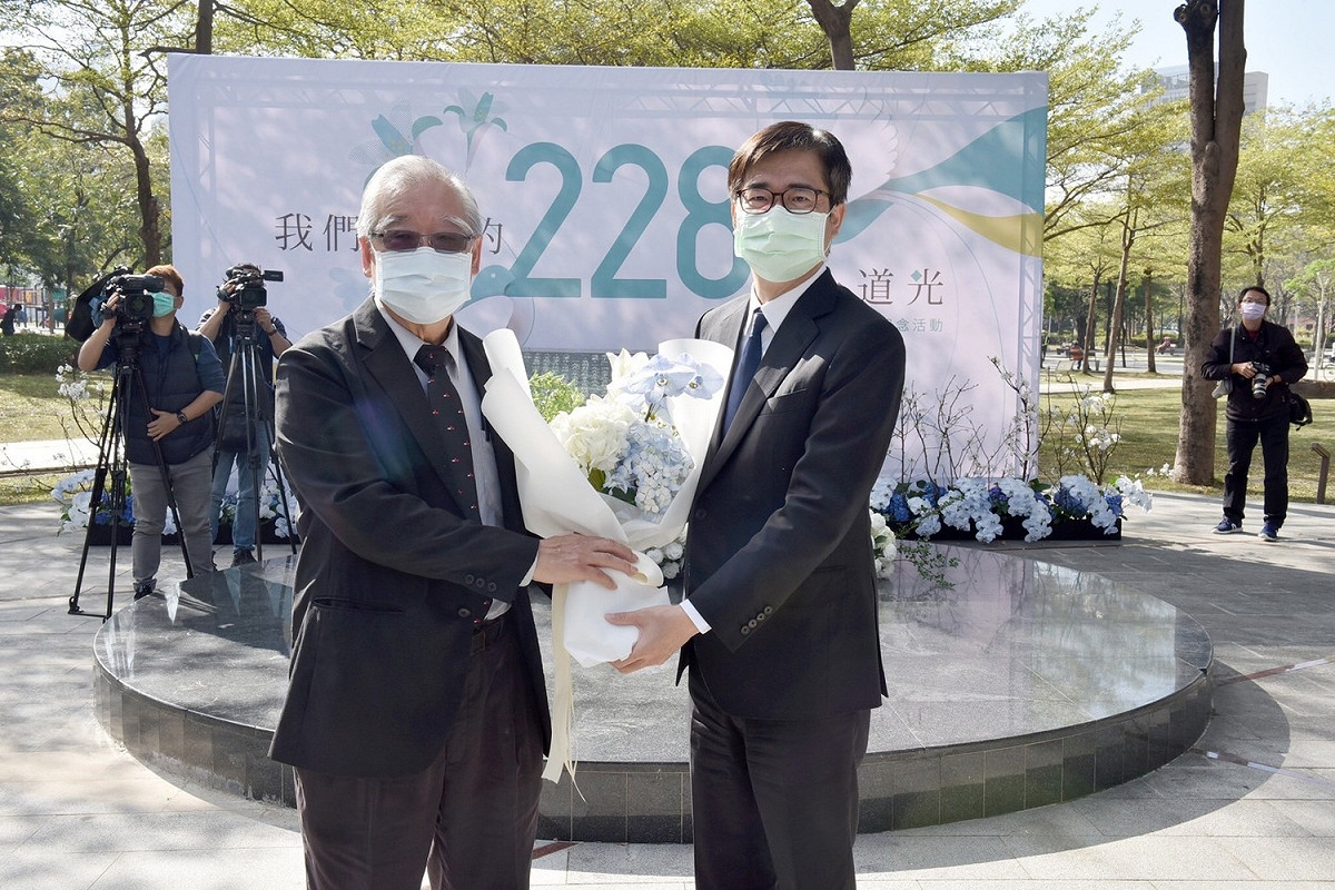 高雄市228關懷協會理事長王文宏(左)與陳其邁共同在228紀念碑前獻花。 圖：高雄市政府提供