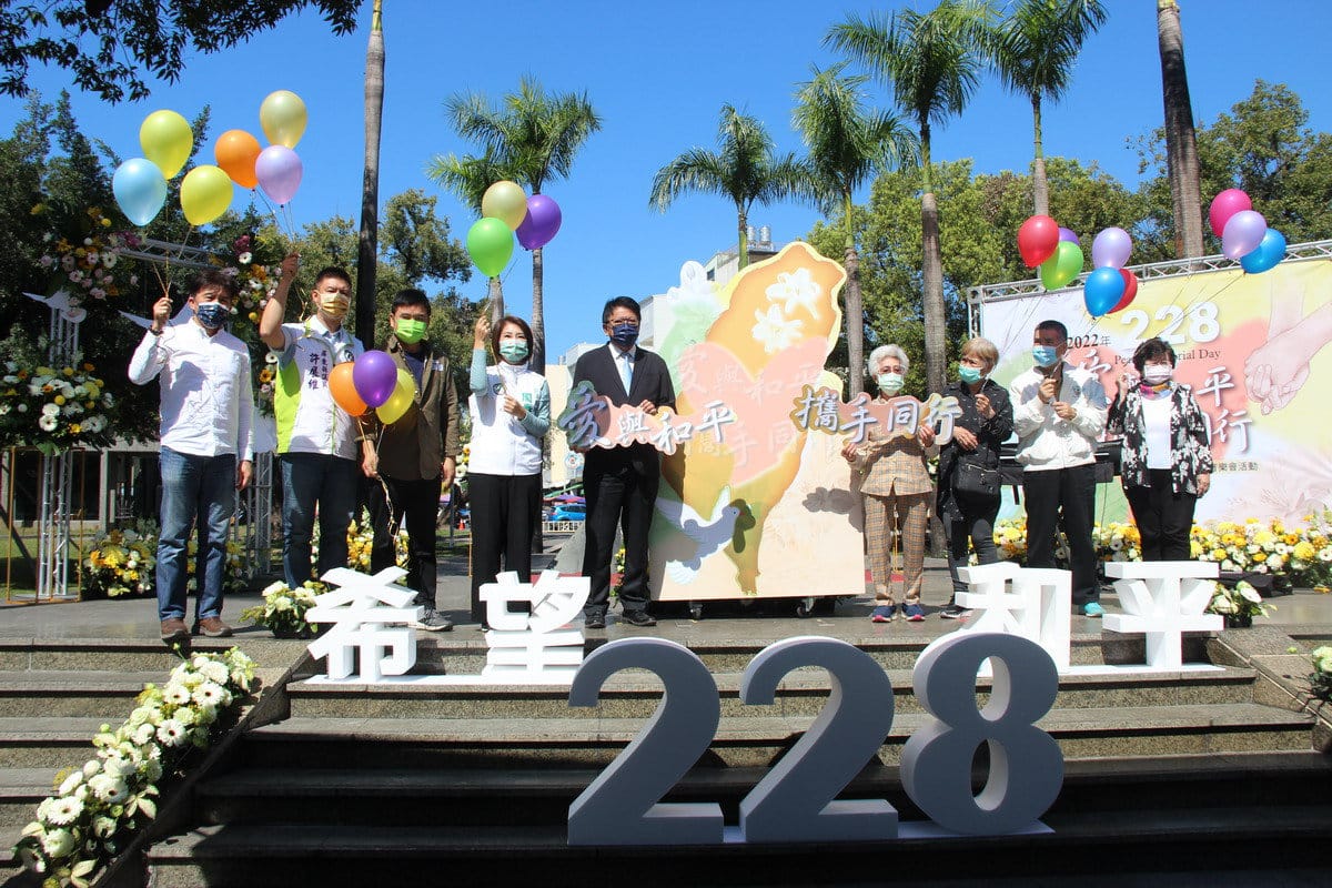 潘孟安(中)與受難者家屬代表共同釋放氣球。 圖：屏東縣政府提供