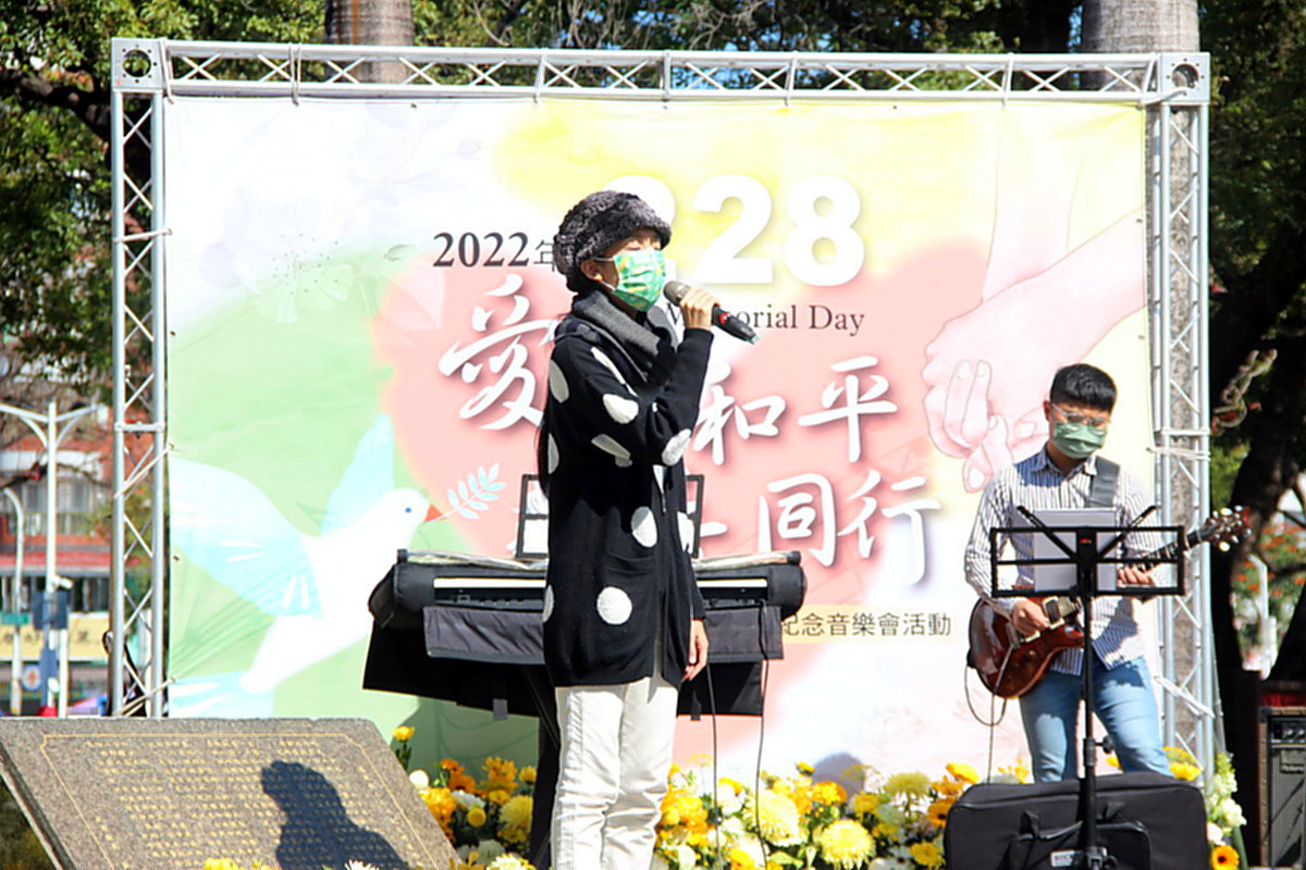 微熟成樂團表演根據228受難者故事創作的歌曲。 圖：屏東縣政府提供