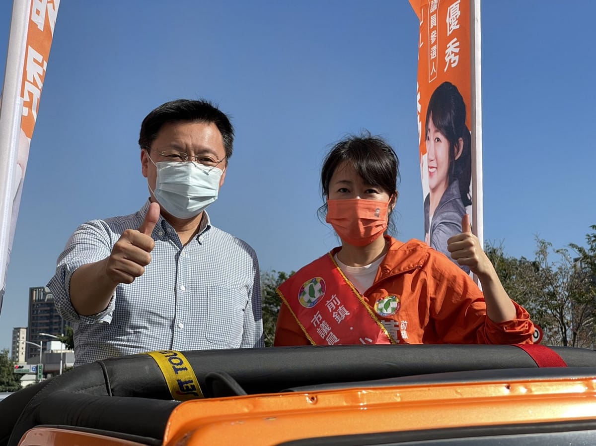 黃雍琇(右)再爆白喬茵薄情寡義。 圖：趙天麟服務處提供