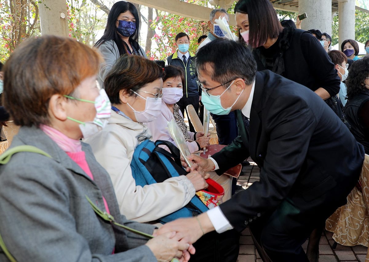 台南市政府在新營二二八紀念碑舉行和平追思會，由台南市長黃偉哲主持，邀請受難者家屬、民代、市府主管參與追思默禱，並由黃偉哲率市府團隊向受難者及家屬致上最深的追思與敬意。 圖：台南市政府提供
