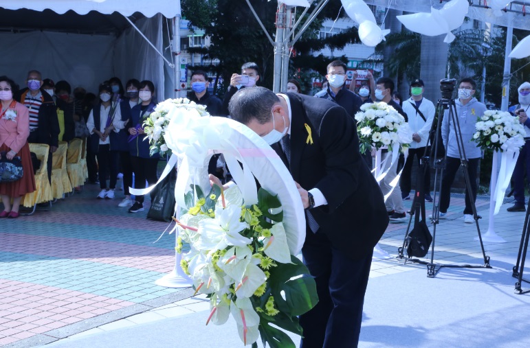 侯友宜默哀1分鐘追思，並於紀念碑前獻花。 圖：新北市民政局提供