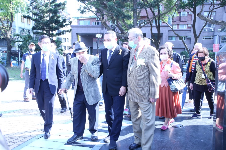 侯友宜表示，今年是228事件75週年，這段歷史血淚不能被遺忘，更不能重演，感恩受難者家屬，用愛和包容擁抱歷史傷痕。 圖：新北市民政局提供