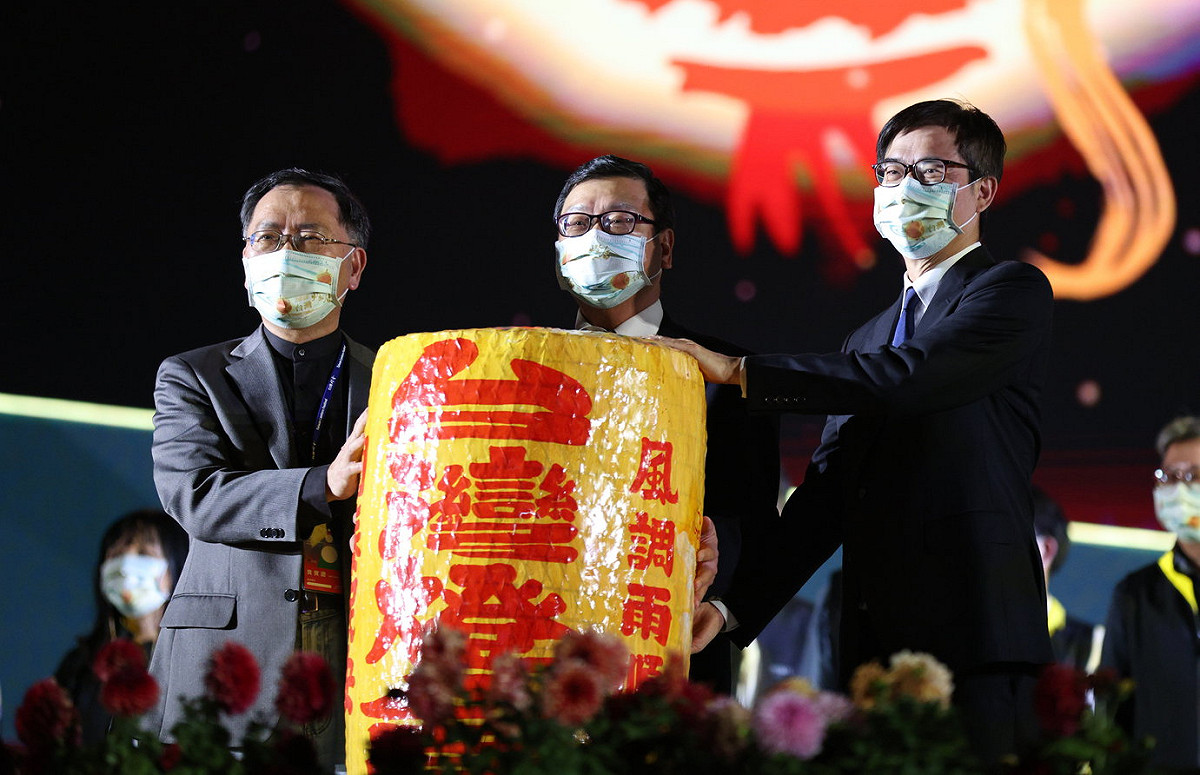 陳其邁(右)交燈予台北市副市長蔡炳坤(左)。 圖：高雄市政府偍供