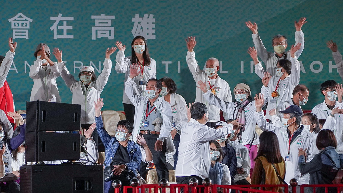 陳其邁感謝醫護防疫團隊守護市民健康， 圖：高雄市政府偍供