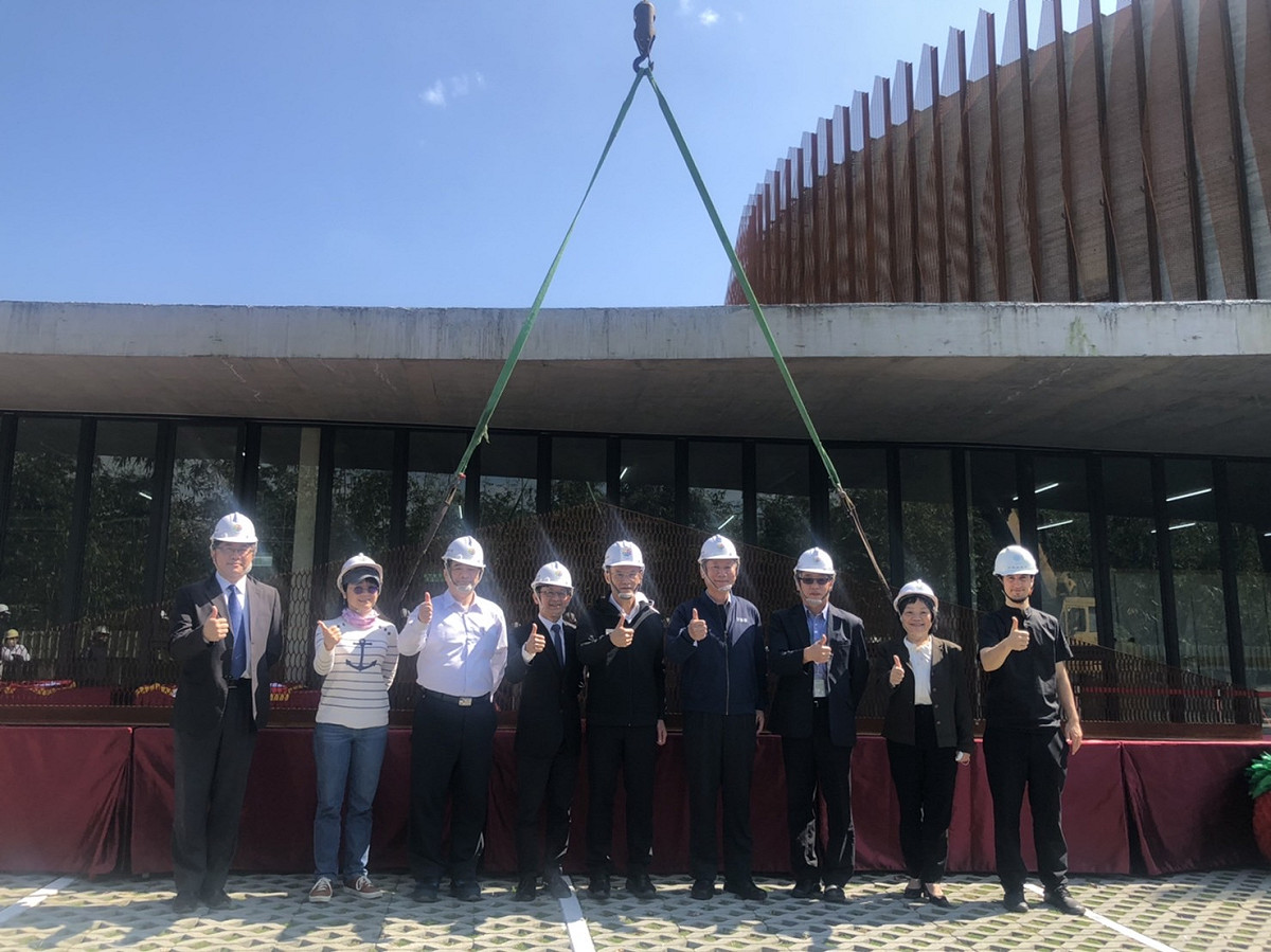 台北氣象站與氣象儀器檢校中心合署辦公廳舍新建工程節能板上板儀式合照。 圖：營建署都更組提供