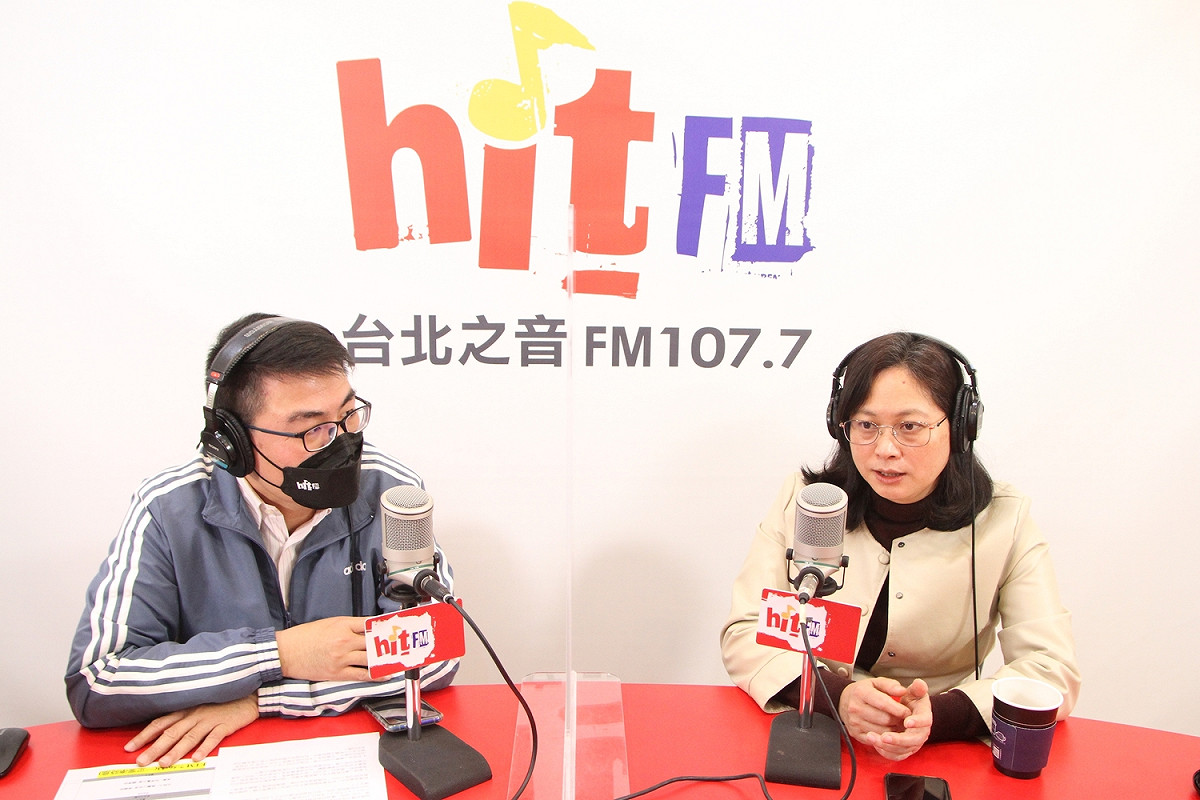 民眾黨立委賴香伶（右）爭取黨內桃園市長提名，今接受Hit Fm聯播網《嗆新聞》主持人黃揚明專訪。 圖：Hit Fm《嗆新聞》製作單位 / 提供
