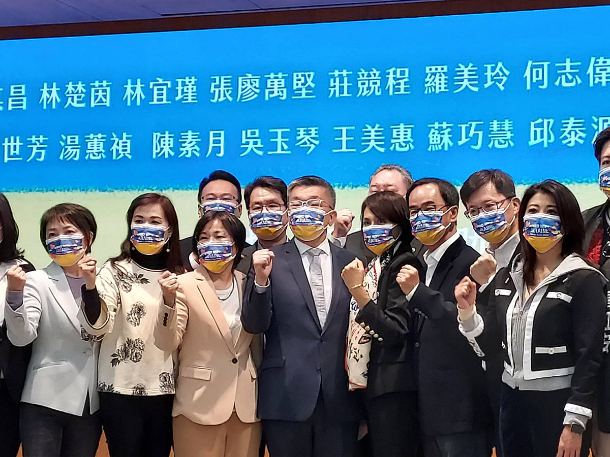 蔡其昌今召開「Taiwan Can Help」記者會，多名立委出席與會，表達挺烏克蘭決心。 圖:陳佩君/攝