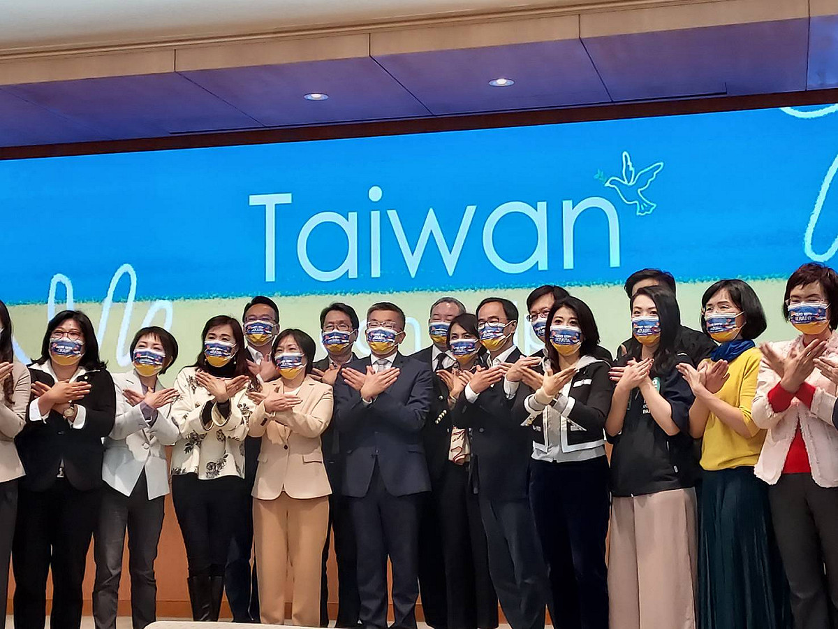蔡其昌今召開「Taiwan Can Help」記者會，多名立委出席與會，表達挺烏克蘭決心。 圖:陳佩君/攝