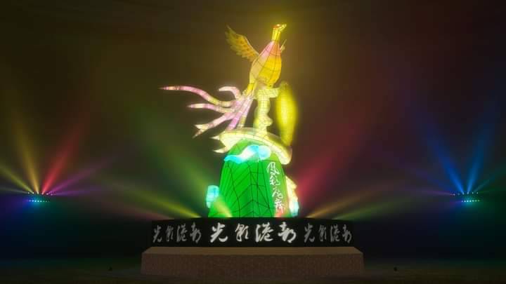 「鳳彩飛舞」夜晚綻放出繽紛耀眼的光芒。 圖：翻攝交通部觀光局臉書