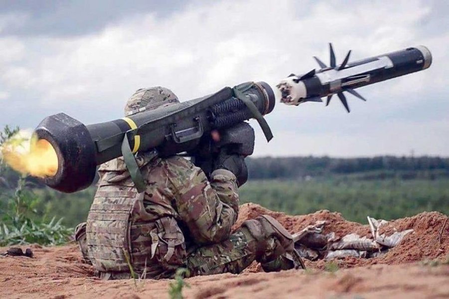 烏克蘭軍隊使用的FGM-148 標槍反戰車飛彈成功反制俄軍攻擊。 圖:翻攝自推特Terrence @terrencekuanum