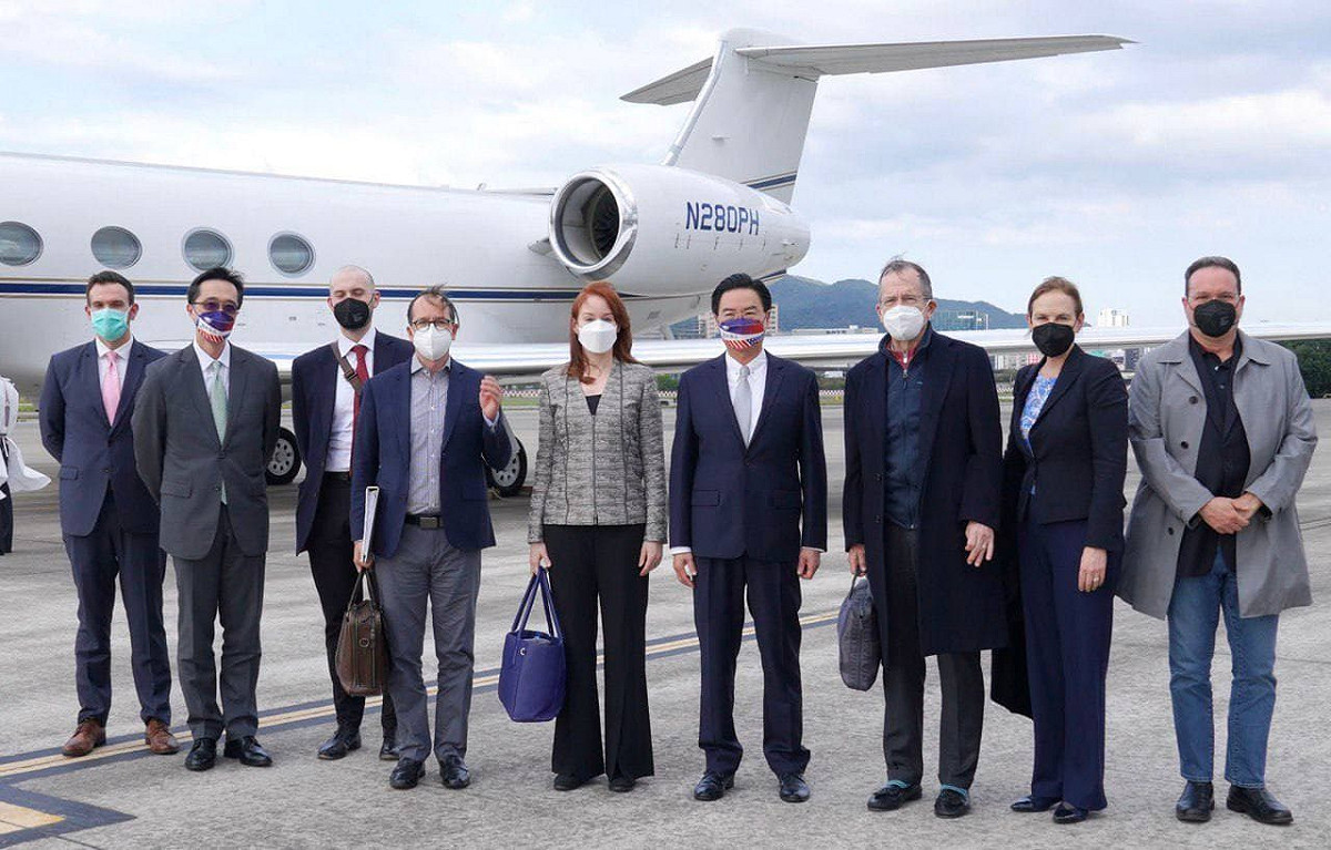 美前參謀首長聯席會議主席穆倫（右三）、前國防部政策次長傅洛依（右二）、前白宮副國安顧問歐蘇莉文（中）、前白宮國安會亞洲事務資深主任葛林（右一）及前白宮國安會亞洲事務資深主任麥艾文（左四）搭乘美國專機訪問台灣，外交部長吳釗燮（右四）前往機場歡迎。 圖/取自外交部官網