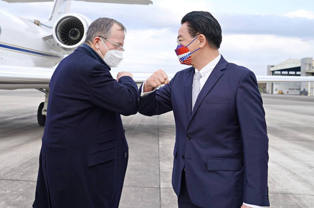 外交部長吳釗燮（右）歡迎美國前參謀首長聯席會議主席穆倫（左）率團來訪。 圖：擷自外交部官網