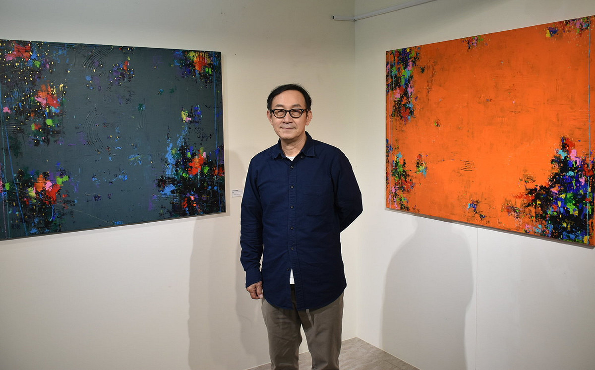賴新龍以多彩色塊形構抽象畫面。 圖：孫家銘攝