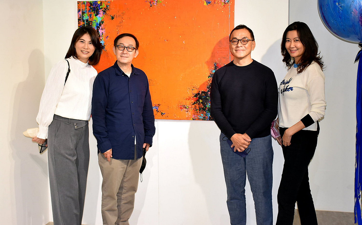 賴新龍(左二)辦個展，藝術家好友林熺俊(右二)到場。 圖：孫家銘攝