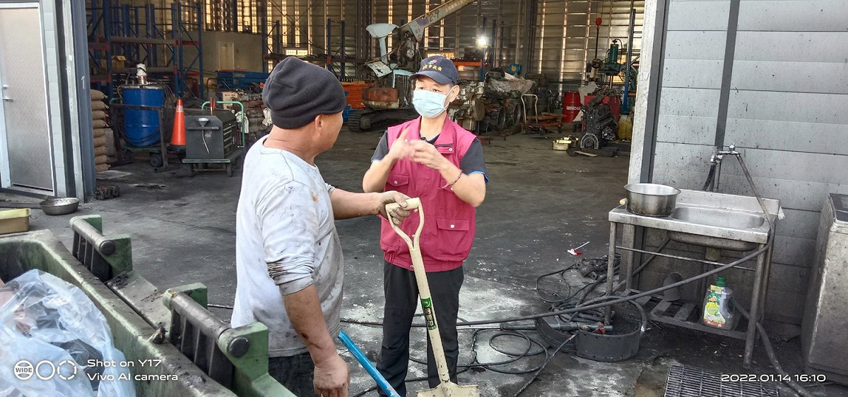邱志輝向廠家講解犬隻飼養管理。 圖：新北市動保處提供