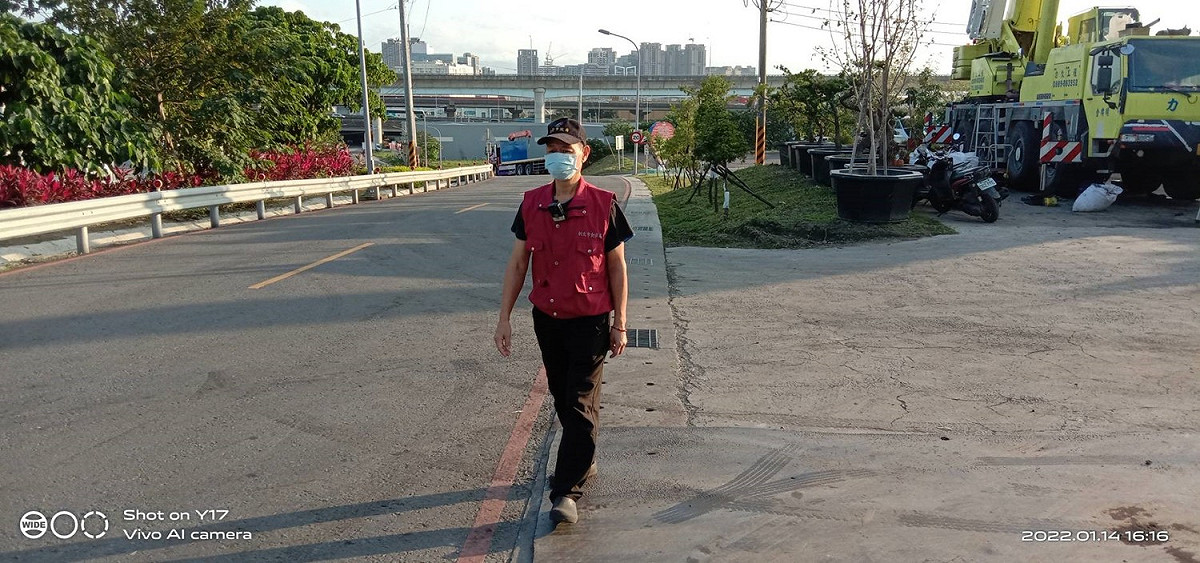 邱志輝巡查夏綠地道路保護用路人。 圖：新北市動保處提供
