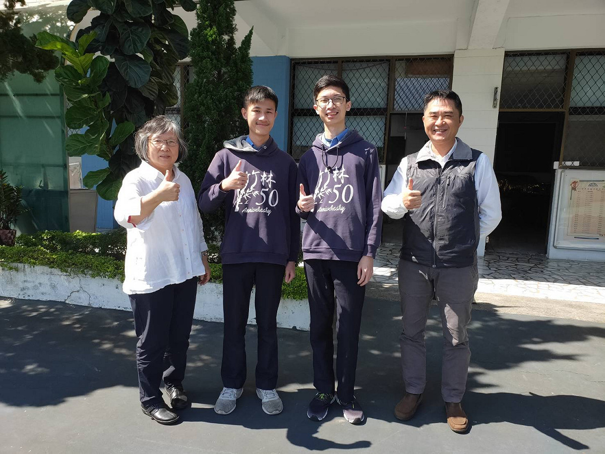 竹林中學校長顏麗珠(左起)與陳泓瑋、賴文凱及數學老師盧志雄合影。 圖：竹林中學提供
