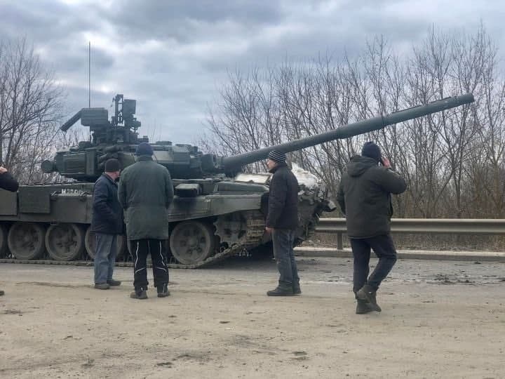 烏克蘭民眾撿到一輛俄軍T-90坦克車。 圖:翻攝自推特