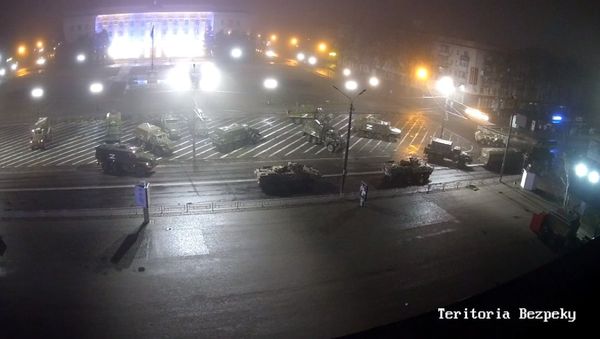 烏克蘭南部城市赫爾松的市區監視器拍到大量俄羅斯軍車停駐。 圖：翻攝BNO News推特