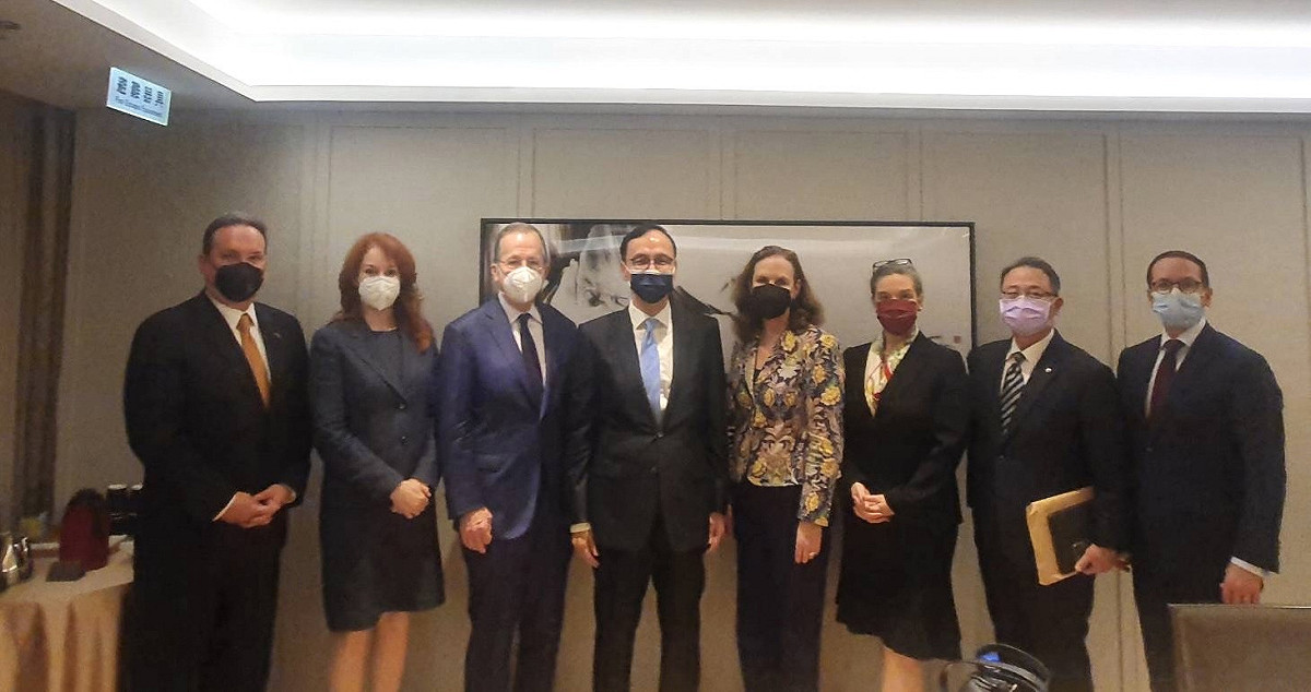 國民黨中央黨部今（2）晚釋出國民黨主席朱立倫與美國前參謀會議主席穆倫率領的訪問團合影的照片。 圖：國民黨提供