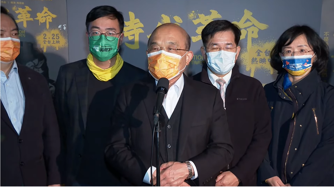 行政院長蘇貞昌今（2）晚特別包場觀賞關於香港反送中運動的金馬獎得獎紀錄片《時代革命》。 圖：擷自直播畫面