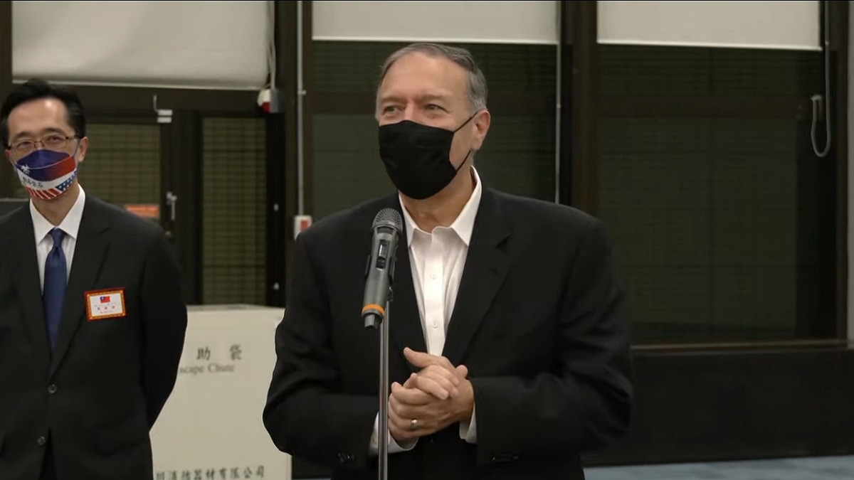 美國前國務卿蓬佩奧訪台，在桃機發表簡單談話，表示「很高興來到台灣」。 圖：外交部直播截圖