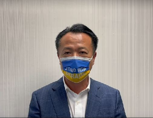 嘉義縣長翁章梁戴藍黃口罩，表達對烏克蘭的支持。圖：嘉義縣政府/提供 圖：嘉義縣政府/提供