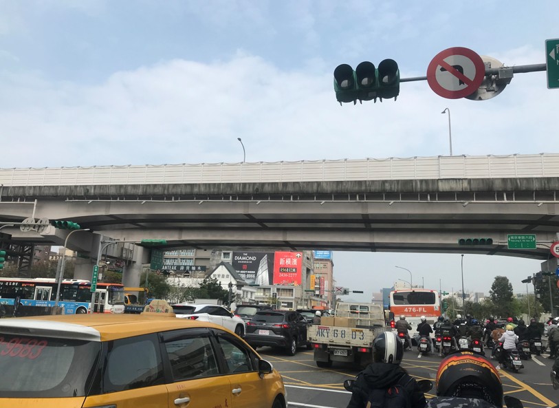 3月3日全台大停電，台北市內湖區號誌燈全部關閉。 圖：張柏源／攝