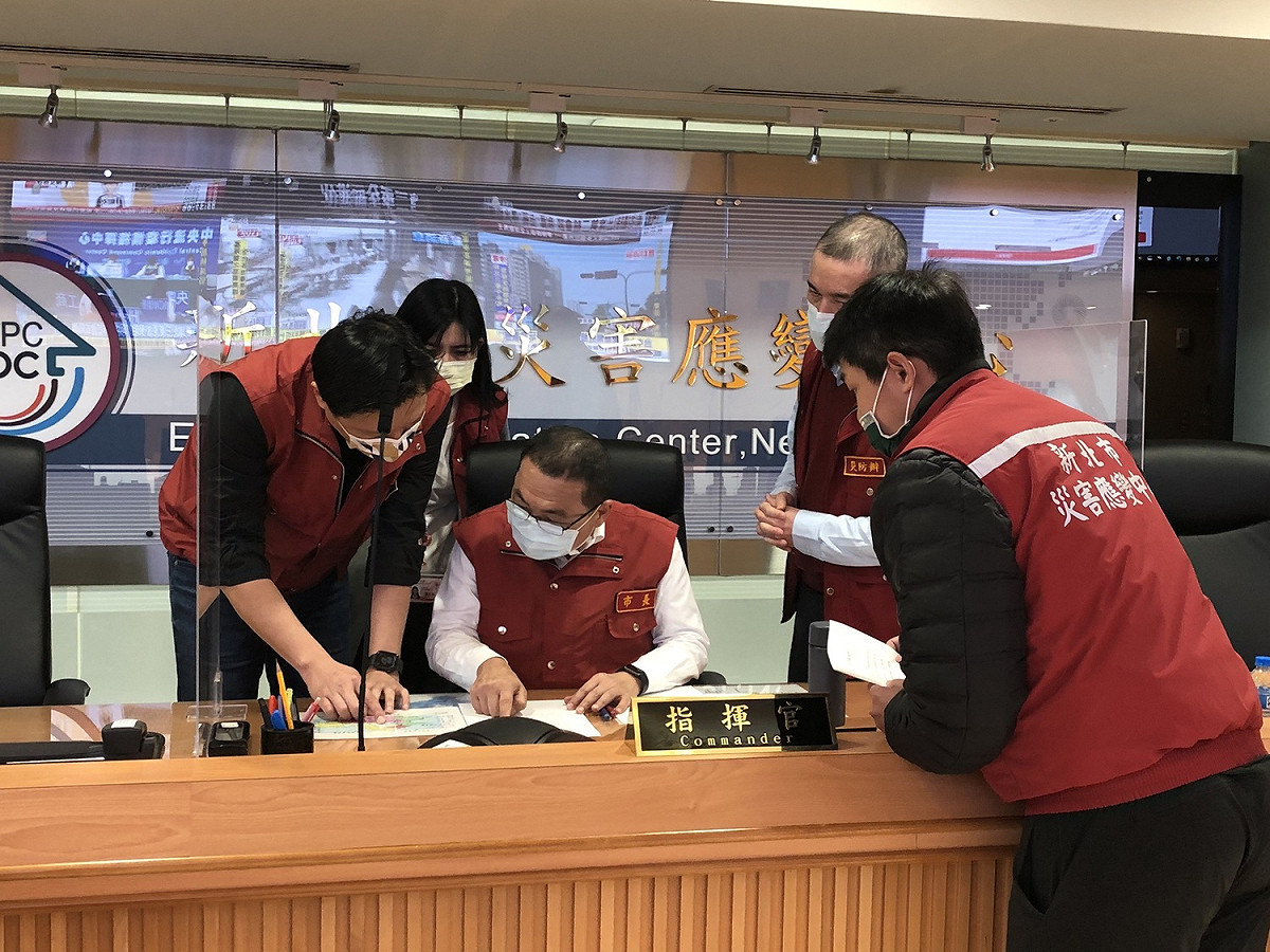 新北市長侯友宜成立應變中心瞭解轄區內各地災情。 圖：新北市府成立
