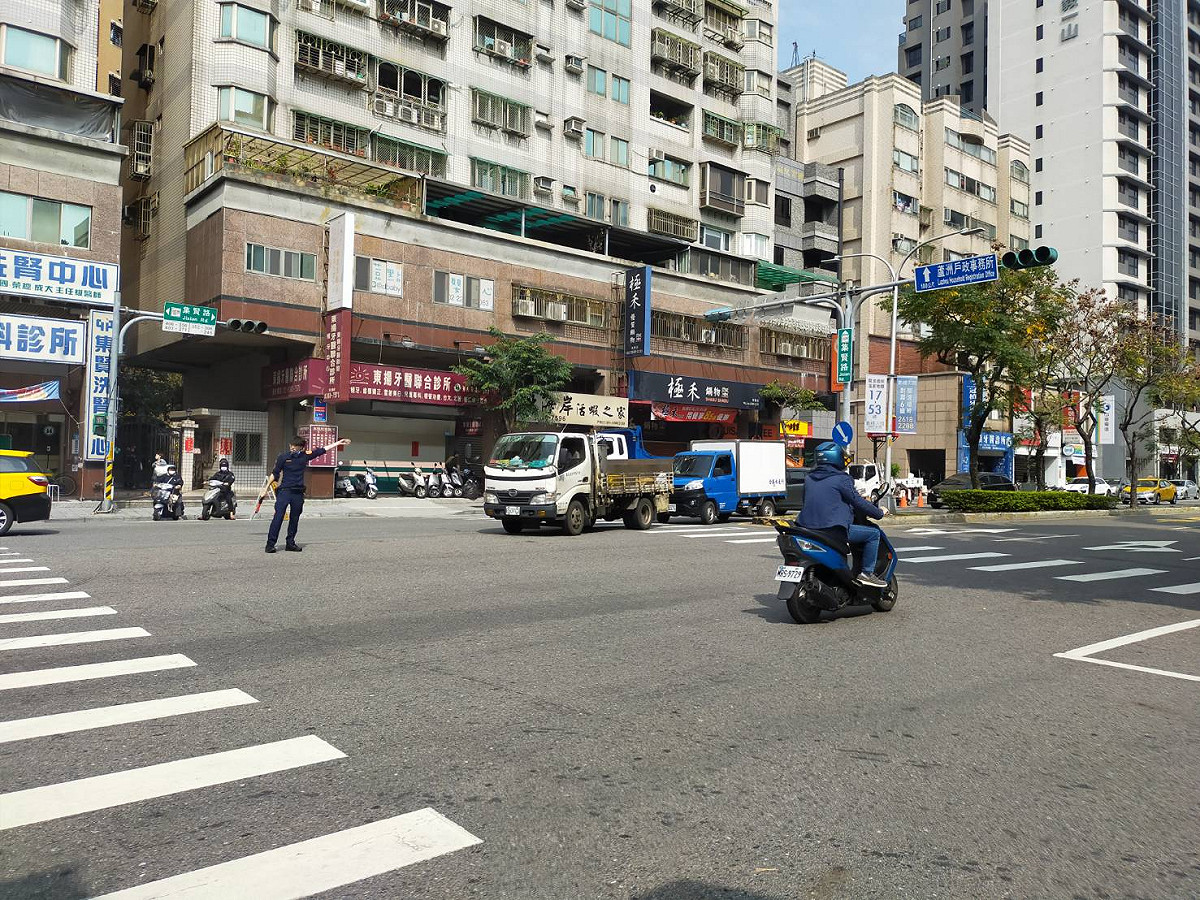 全台3日大停電，新北市號誌燈漆黑一片。 圖：林昀真／攝