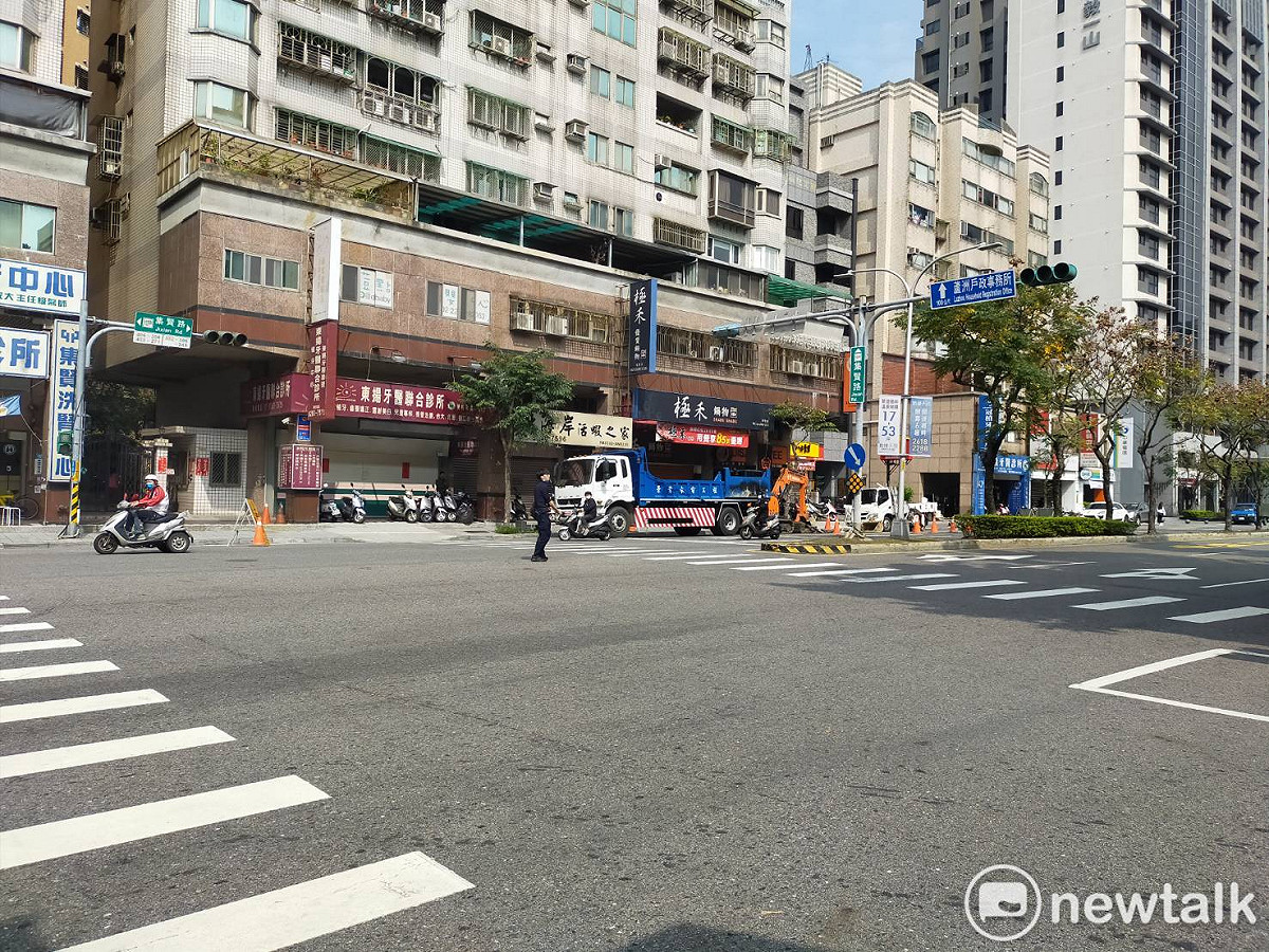 全台3日大停電，新北市號誌燈漆黑一片。 圖：林昀真／攝