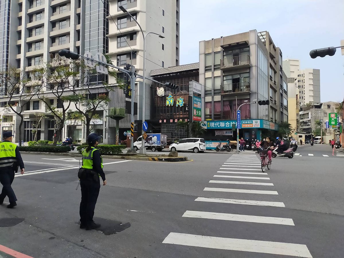 全台3日大停電，新北市號誌燈漆黑一片。 圖：林昀真／攝