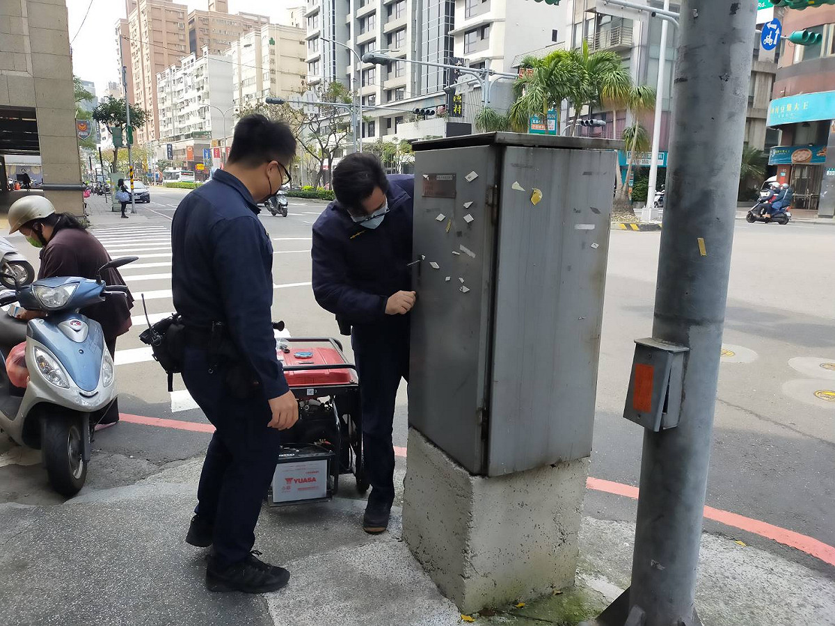 全台3日大停電，新北市警方使用小型發電機為號誌燈供電。 圖：林昀真／攝