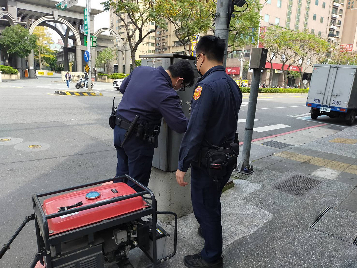 全台3日大停電，新北市警方使用小型發電機為號誌燈供電。 圖：林昀真／攝