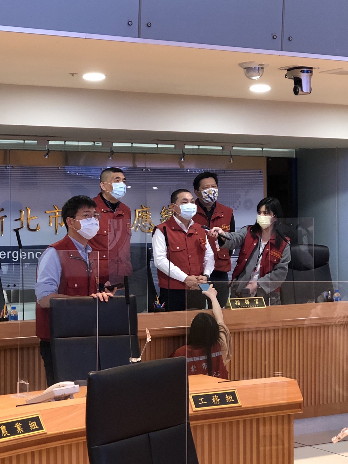 新北市長侯友宜9時35分已進駐災害應變中心因應。 圖：新北市消防局提供