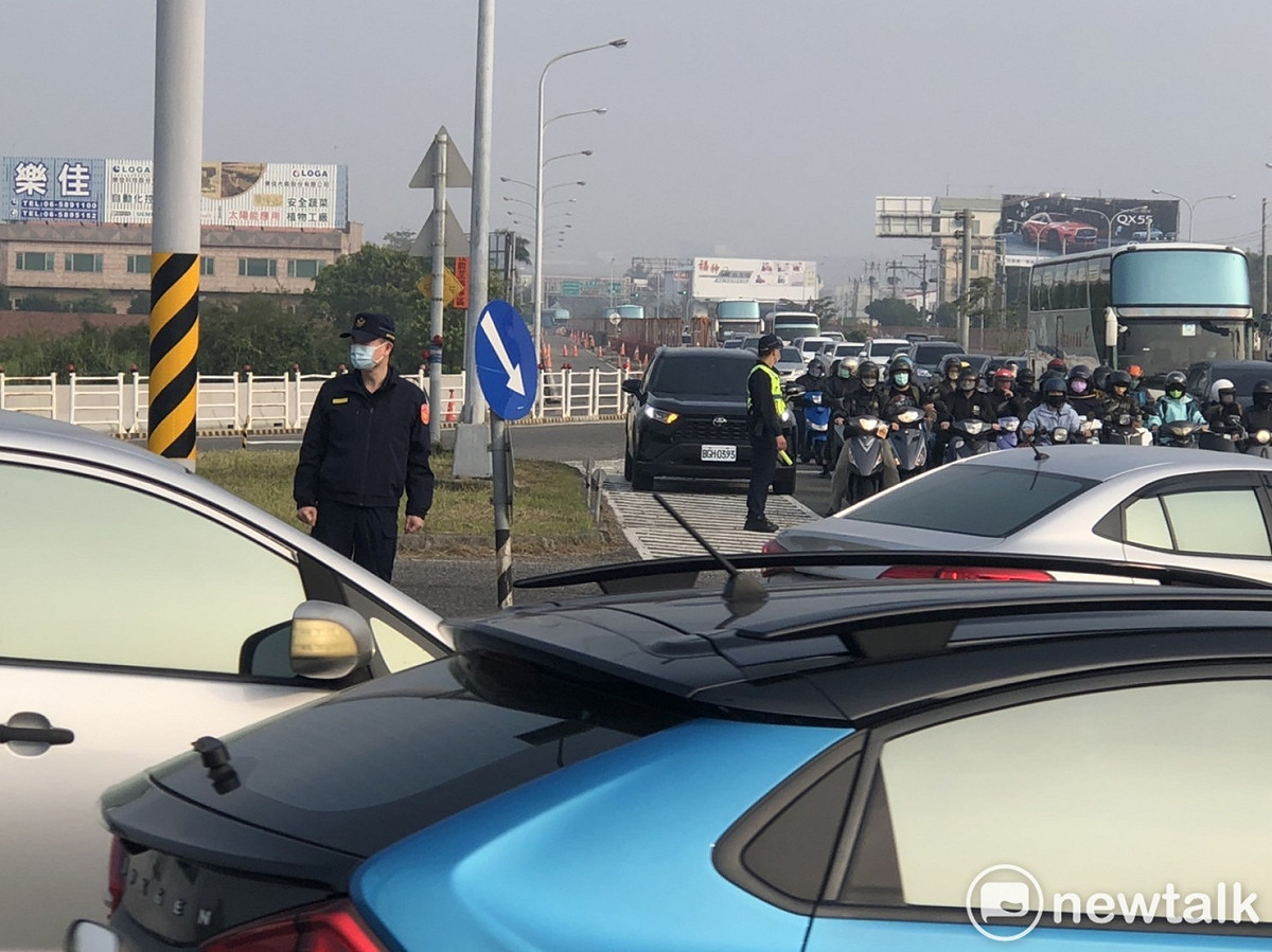 警方接獲停電通報後，隨即調度動員所有線上警力，前往各主要路口協助交通疏導，維護民眾交通安全。 圖：黃博郎／攝