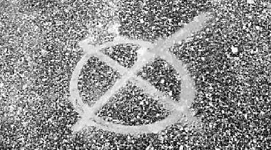 連日來烏克蘭多地頻現神秘的標記，引發烏政府和民眾緊張。 圖 : 翻攝自環球網
