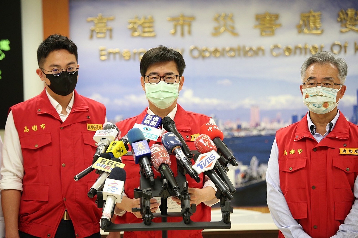 陳其邁(中)要求台電盡速搶修全面恢復供電。 圖：高雄市政府提供