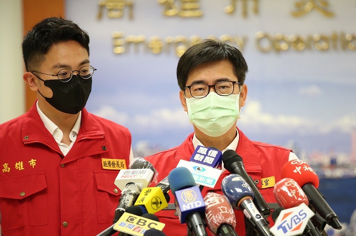 陳其邁(右)表示市府事後會協助市民跟廠商求償。 圖：高雄市政府提供