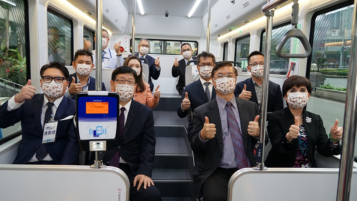 見證交車貴賓對「MODEL T」豎起大拇指。 圖：高雄市政府提供