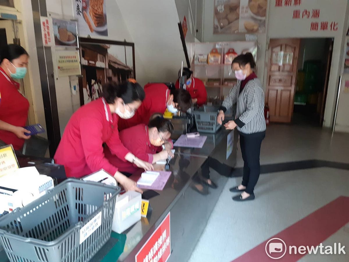 嘉義下午又停電，知名餅店福義軒改用手寫發票。 圖：蔡坤龍／攝