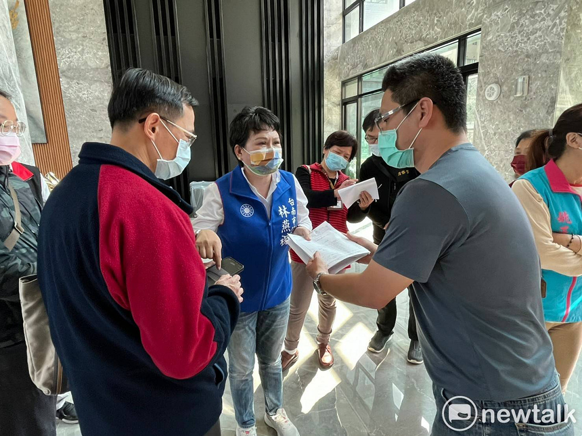 台南市永康區小東路423巷合宜建設全新完工住宅大樓，經住戶發現水管出水混濁和多項公設缺失遲未解決，因而向市議員林燕祝陳情，林燕祝會同市府工務局、環保局、法制處、消保官、自來水公司與勝利里長楊遠波前會勘，要求建商拿出誠意解決。 圖：黃博郎／攝