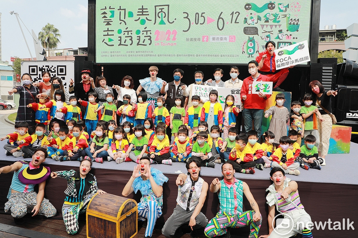 後疫情時代，台南市政府積極規劃「2022藝如春風走透透」活動，以行動舞台車巡迴各區演出，首場訂於本週六下午於安定區壘球場登場。 圖：黃博郎／攝
