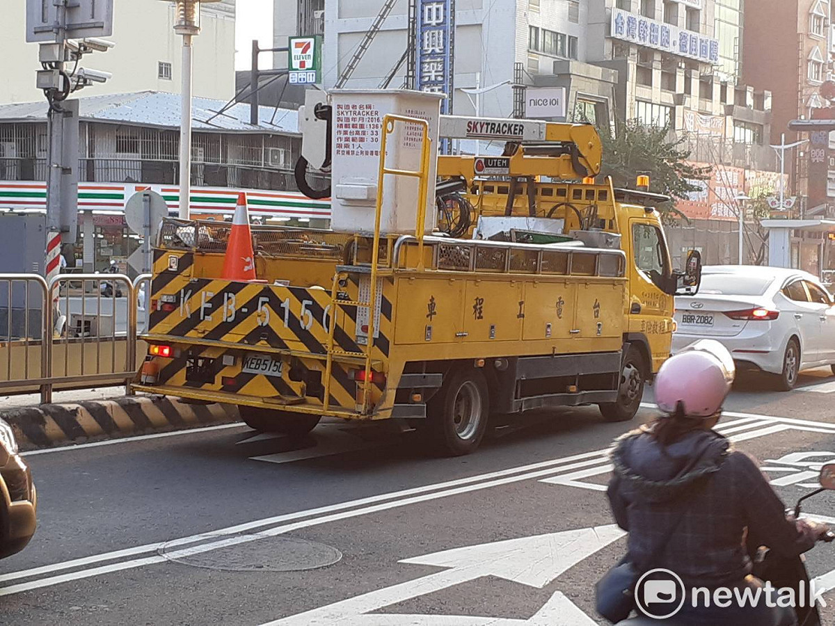 台電接獲民眾報案，稱電箱冒煙，立即派人車前往檢修。 圖：蔡坤龍/攝