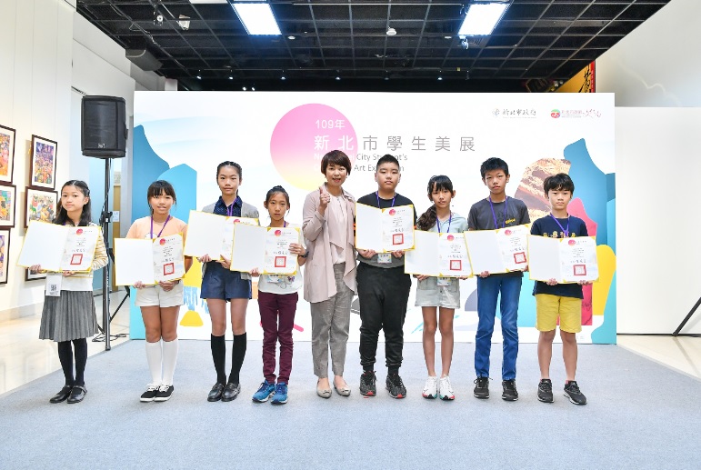 109年新北市學生美展獲獎同學與文化局長龔雅雯合影。 圖：新北市文化局提供
