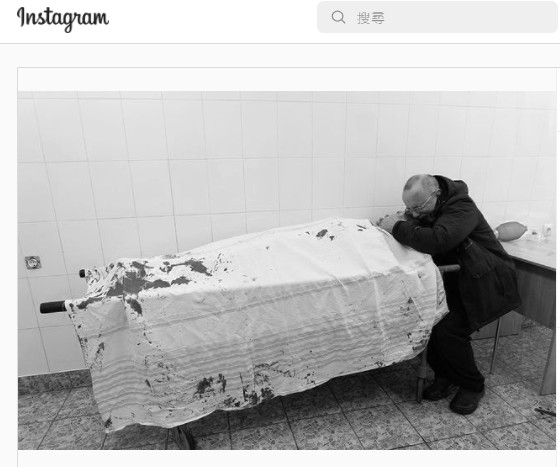 馬立波市一名少年遭受轟炸波及身亡，而他的父親難過地在擔架旁哭泣。 圖：翻攝Ｍstyslav Chernov IG