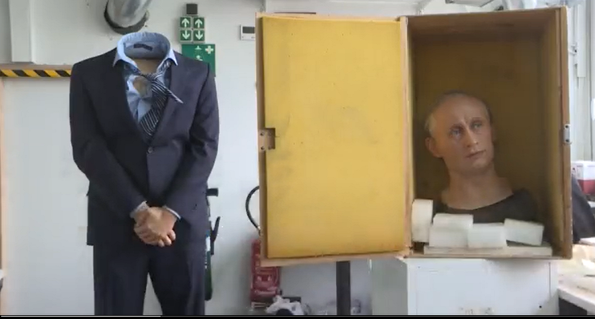 巴黎格雷萬蠟像館的普丁蠟像遭遊客破壞，館長表示，不該再展示這樣的獨裁者，並直接取下普丁蠟像的頭，送進儲藏櫃。 圖：截自AFP News Agency YouTube影片
