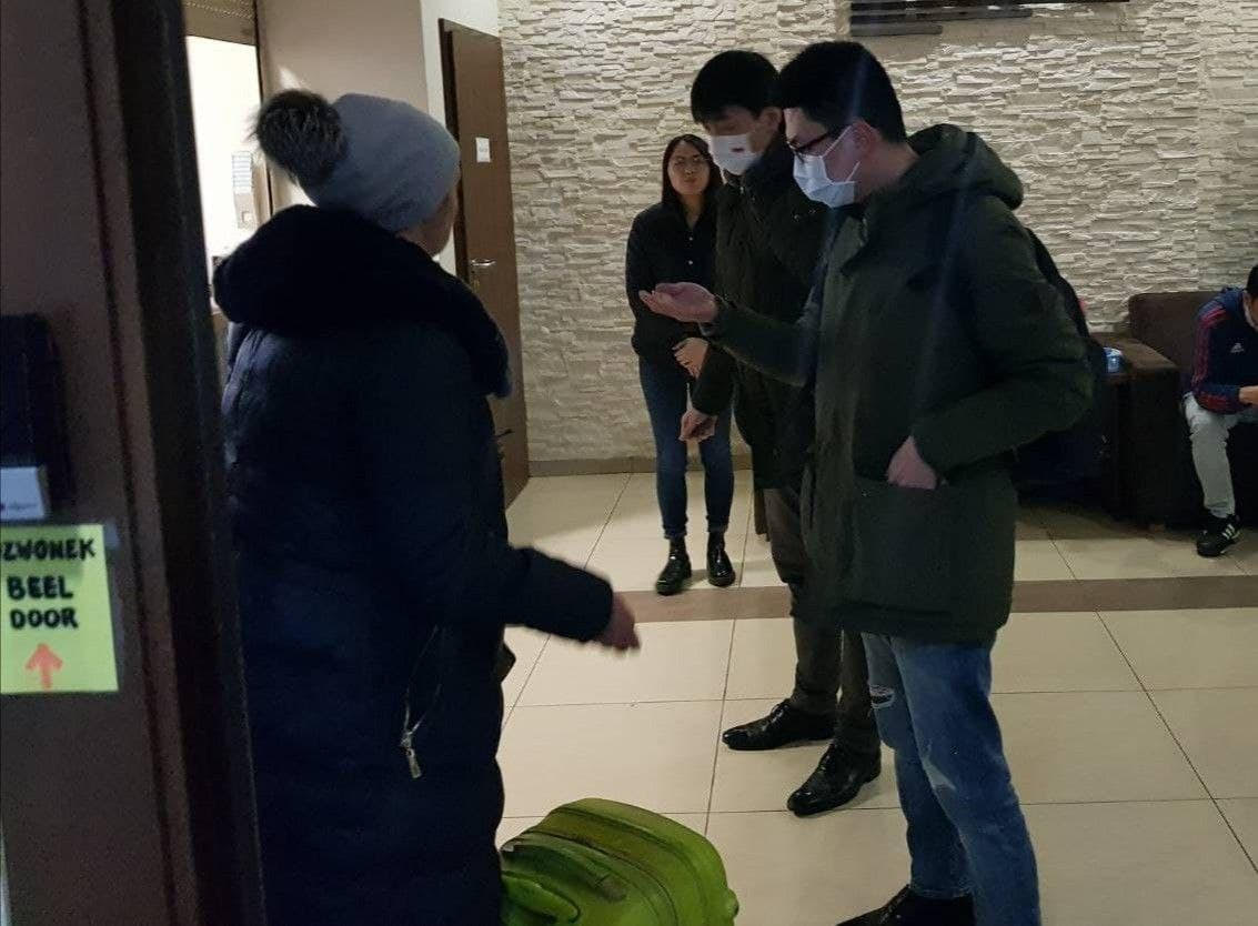 台貿中心主任及駐處同仁（右一及右二）在為撤離國人安排的下榻旅館迎接僑胞。 圖：外交部提供