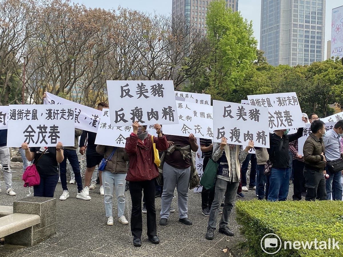 民眾在君悅外舉著「反美豬」牌子，抗議來訪的美國前國務卿蓬佩奧。 圖：周煊惠 / 攝
